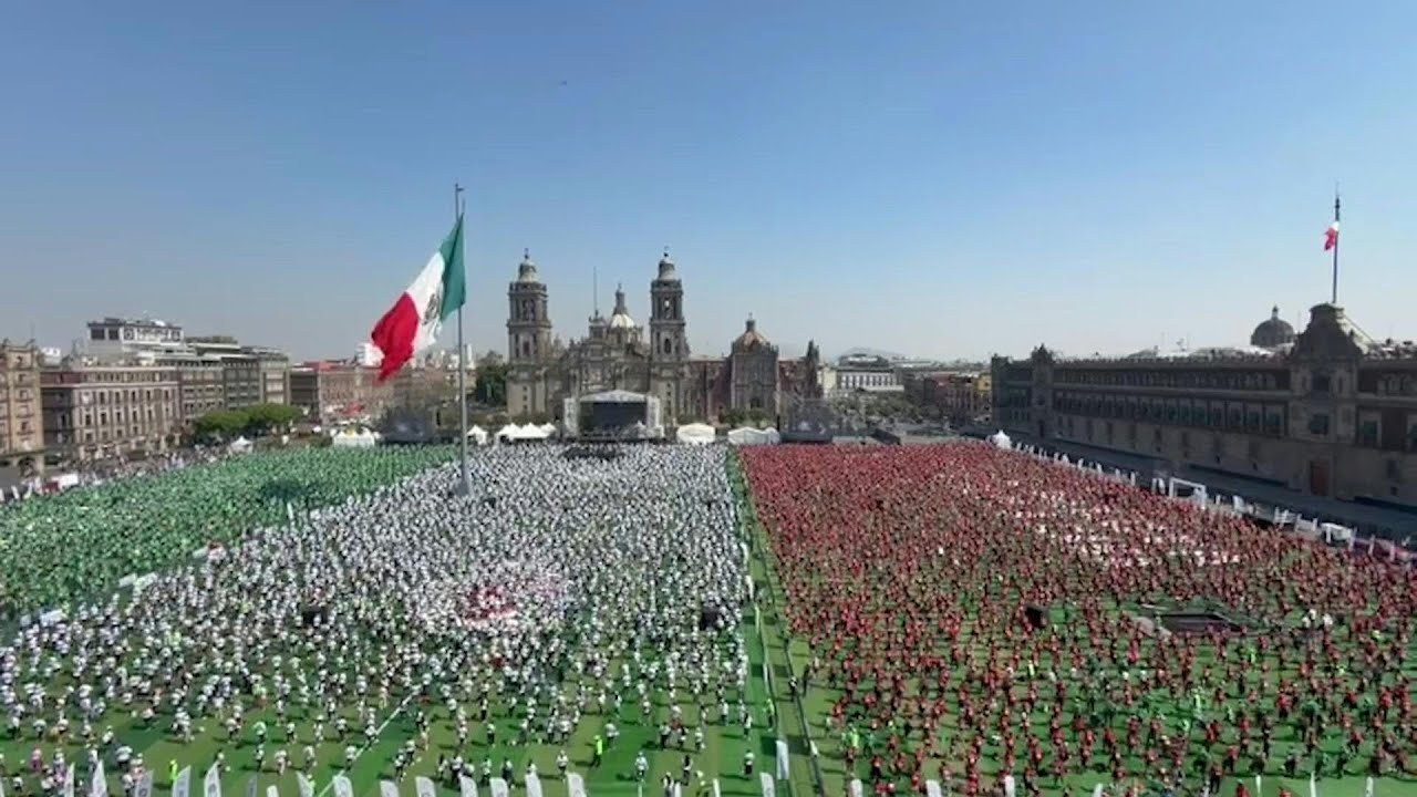 México bate recorde mundial de maior aula de futebol | AFP