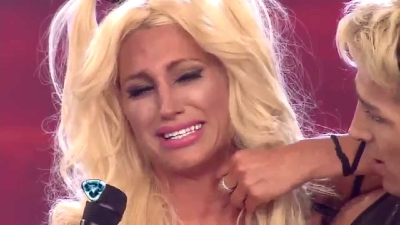 Showmatch 2014 - INSÓLITO: Vicky Xipolitakis lloró, se le cayó la peluca y se peleó con Solita