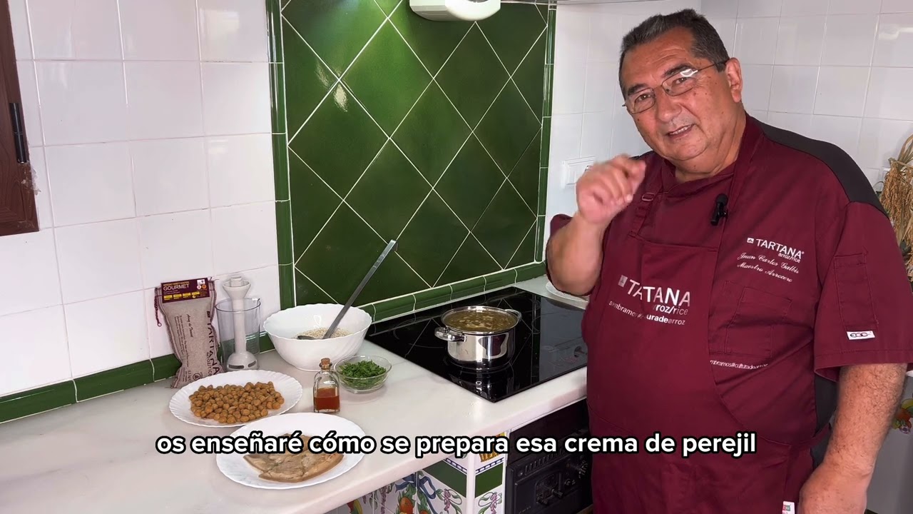 Arroz caldoso con pelotas, garbanzos y cema de perejil