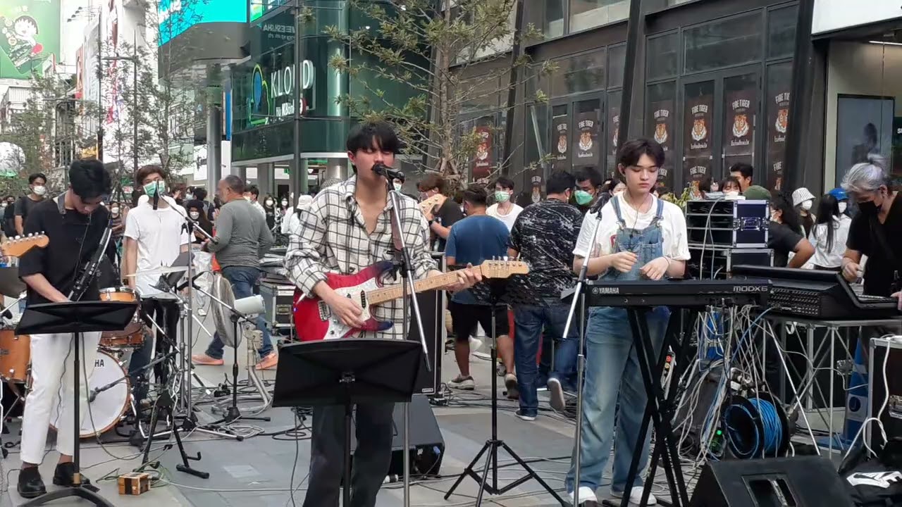 ช่วงแรกสนุกกับวง broccoli  ในยุค90 แนวหินเหล็กไฟ แสดงที่งาน Siam Square Music 90's on street