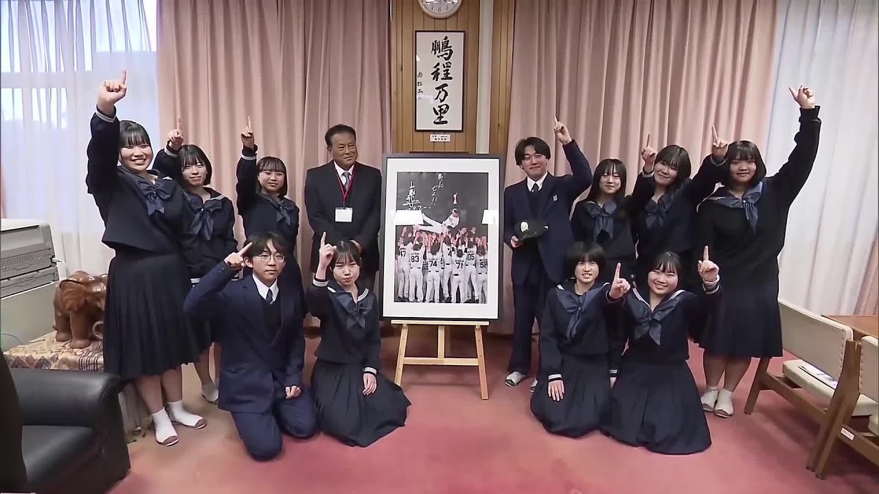阪神・藤川球児監督　母校の高知商業高校に『優勝記念パネル』をサプライズ贈呈 (26/01/22 19:43)