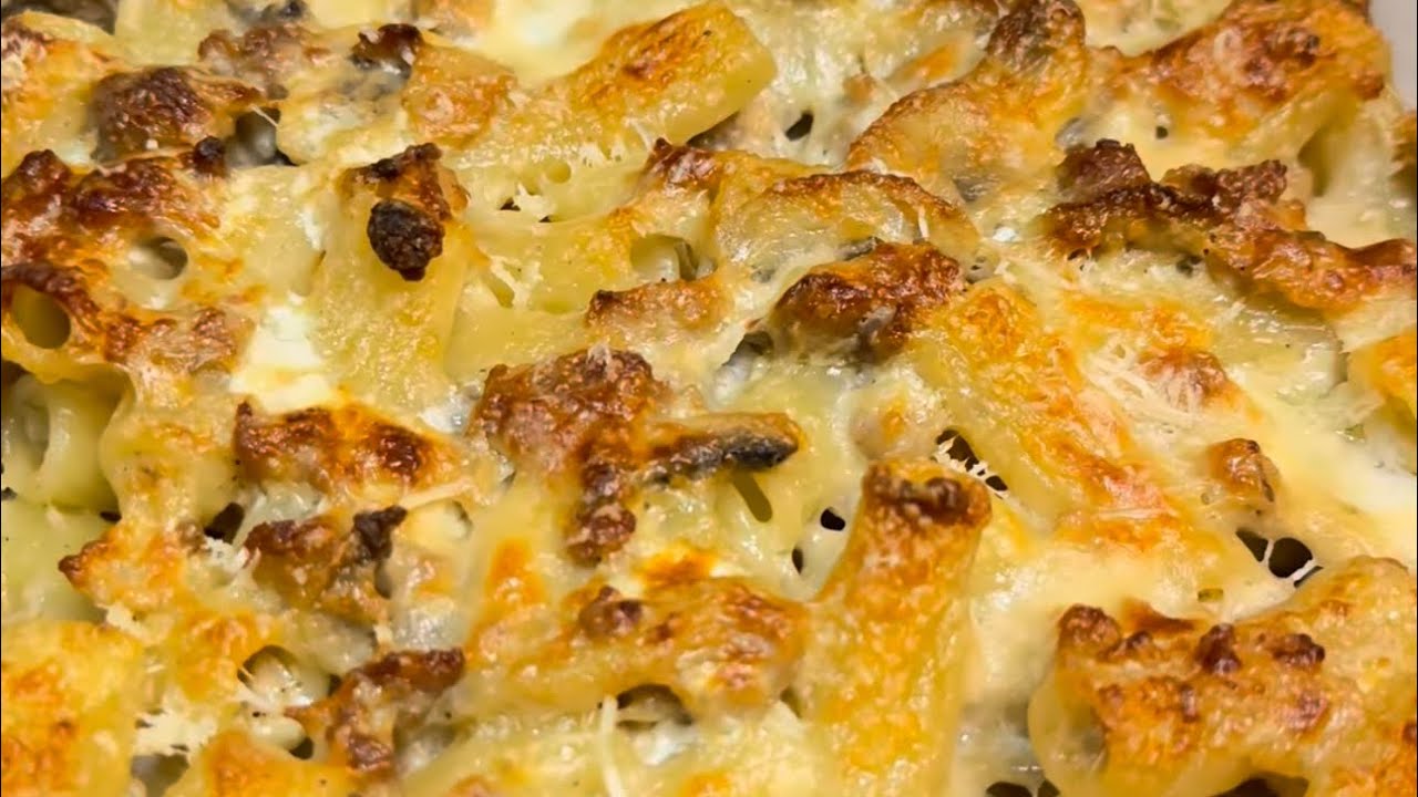 pasta al forno con funghi, salsiccia e besciamella
