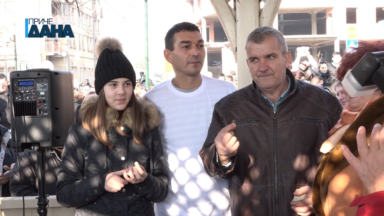 Lomljenje božićne česnice u Paraćinu