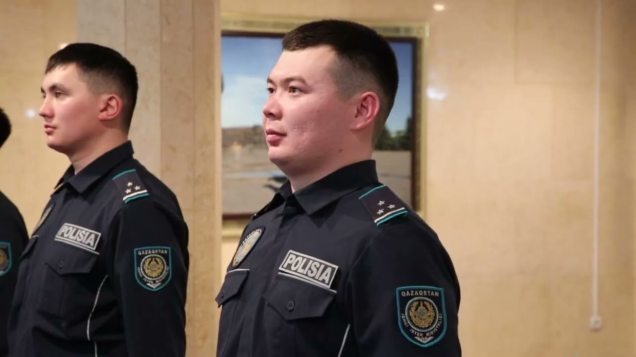 Руководитель столичной полиции наградил полицейских, спасших мужчину