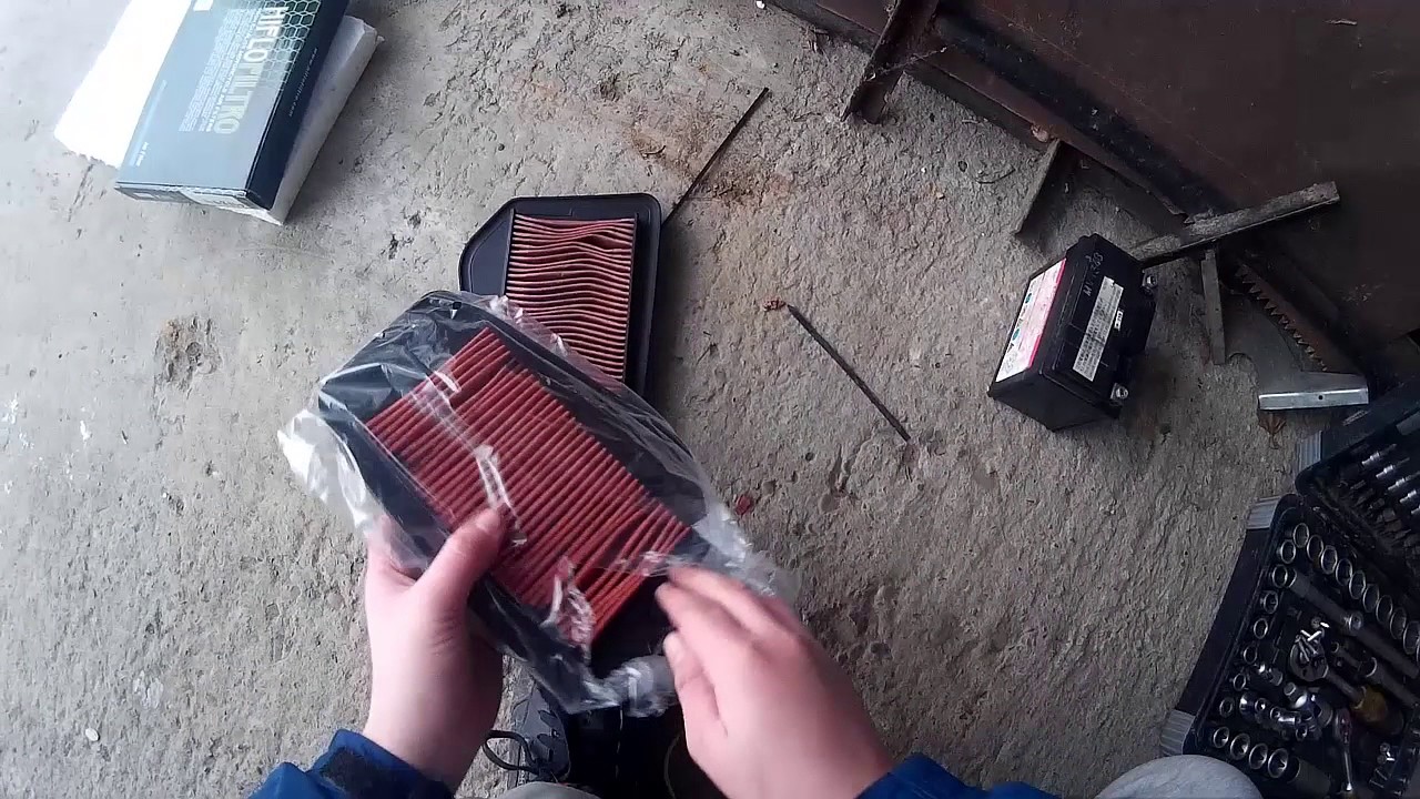 Wymiana filtra powietrza Honda CBR 125 / How to change an air filter in  Honda CBR 125
