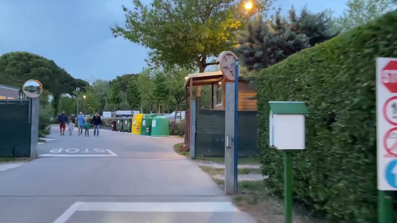kurze Radlfahrt durch den Campingplatz 😊 - Marina Di Venezia 2022