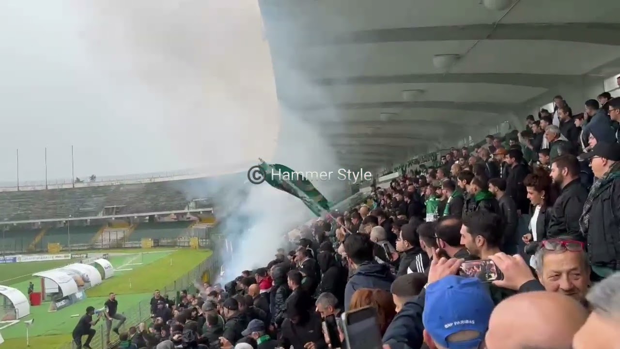 Avellino, i tifosi biancoverdi incitano la squadra per i Play Off: i cori degli ultras