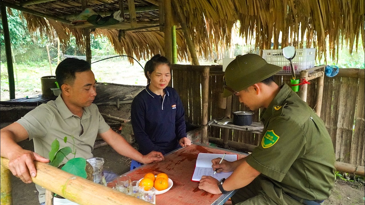 After Thuy discovered that her two geese had been stolen, Chuc helped her report it to the police.