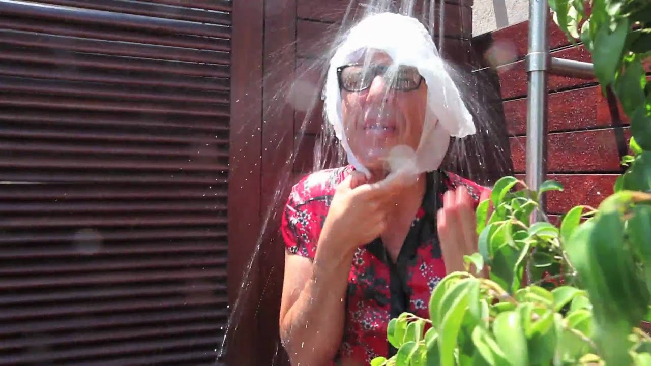 angel llacer en: señoras con la bolsa en la cabeza cuando llueve