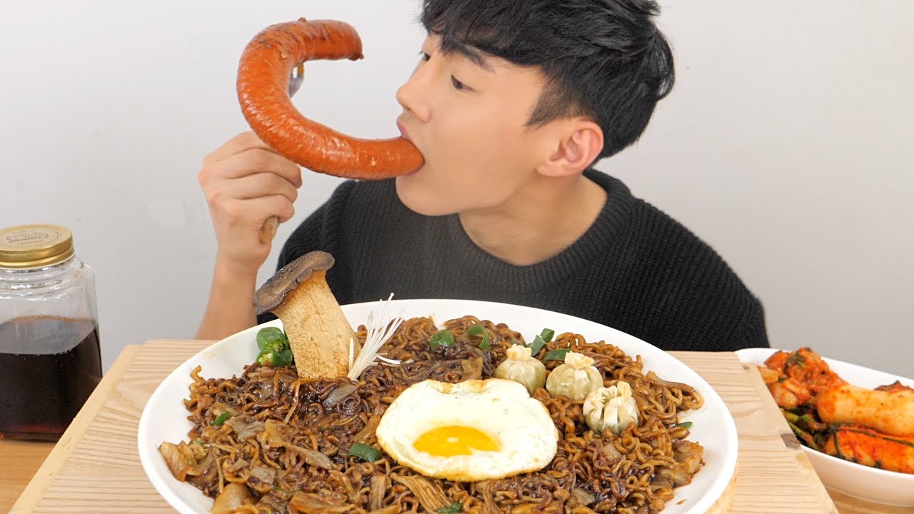 뽀드득 킬바사소세지 + 짜파게티 짜짜로니 팽이버섯 넣은 리얼사운드 먹방 + 깍두기 무 social eating Mukbang(Eating show)