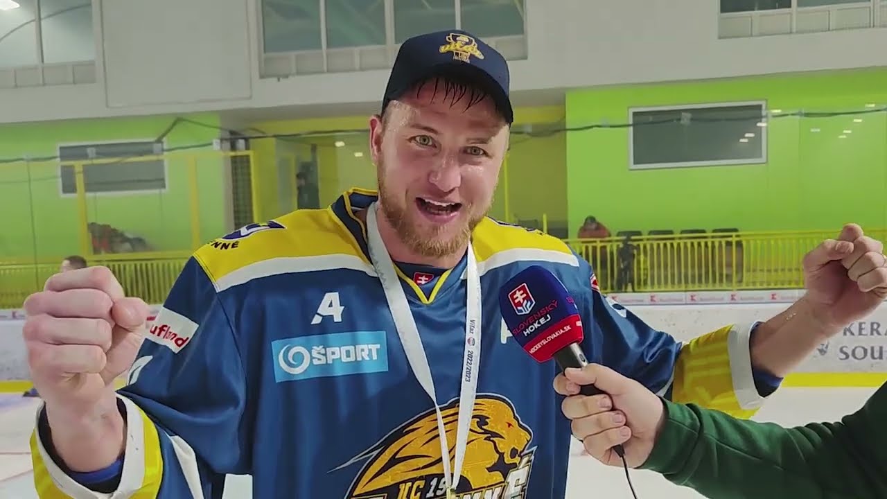 Rozhovory oslavujúcich hráčov a asistenta trénera Humenného po víťazstve v TIPOS SHL 2022/2023