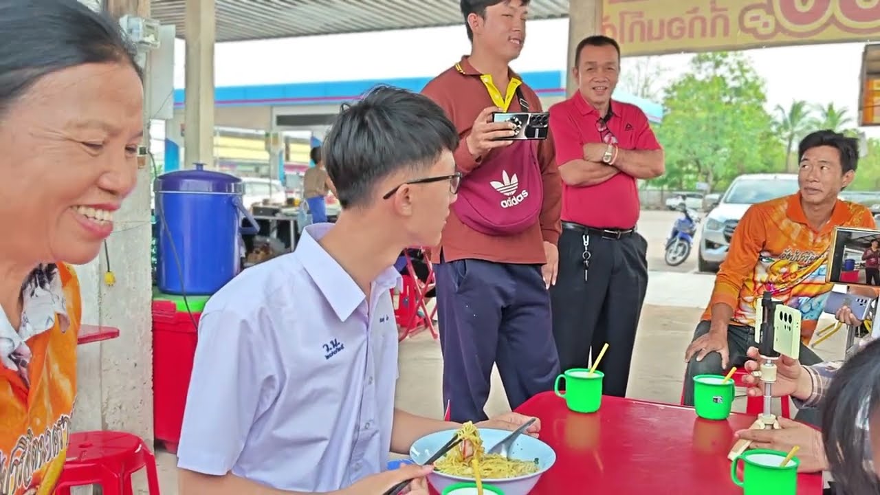 สุดอึ้งบะหมี่ชามใหญ่  ทุกคนเห็นแล้วถึงกับอึ้ง  น้องน้ำมนต์บอกแบบนี้