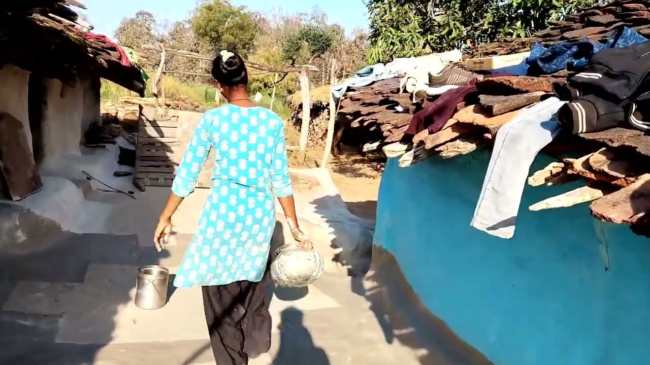 महाशिवरात्रि में हमने अपने घर की साफ सफाई और छूही मिट्टी से लिपाई कर रही हूं #poortiprajapativlog  