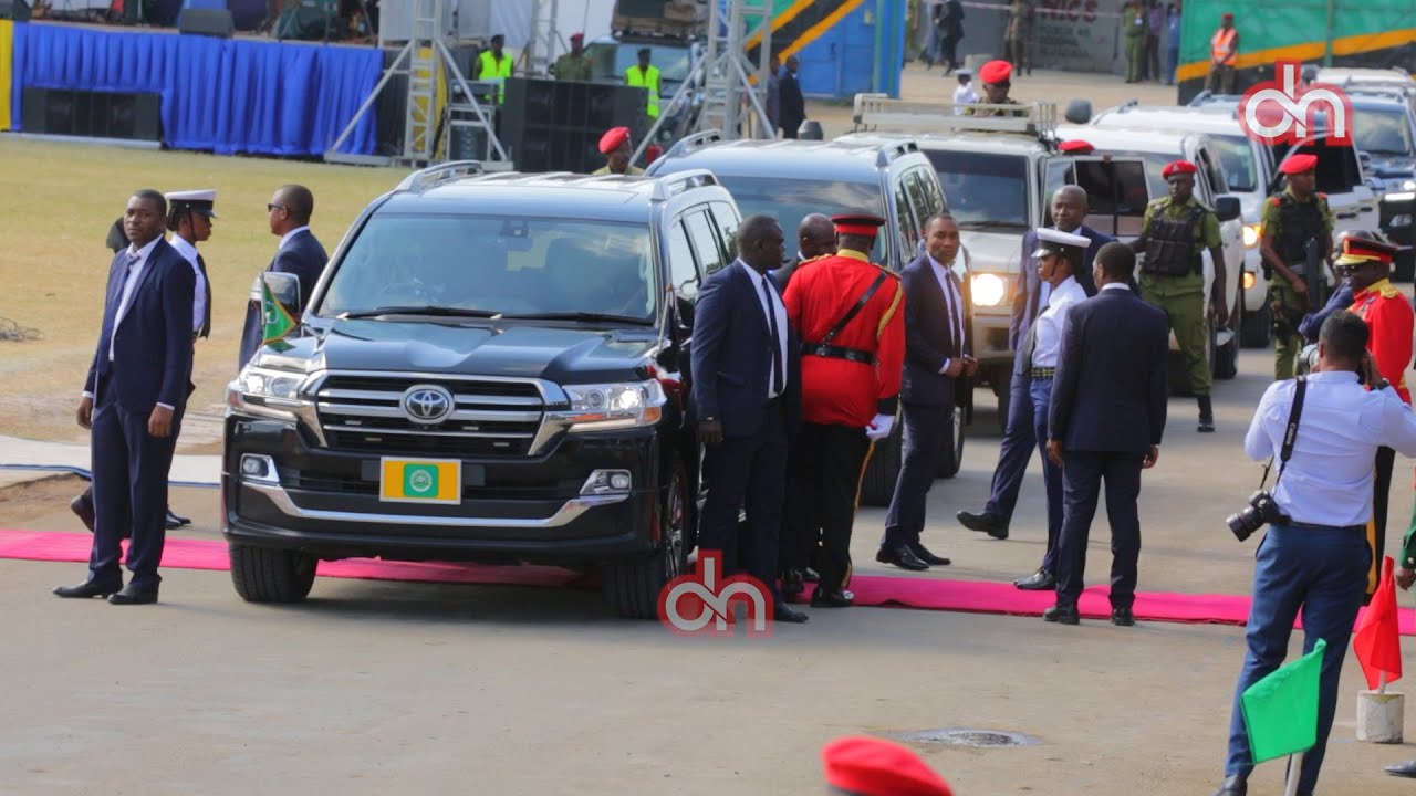 Shangwe Rais Magufuli alivyoingia uwanjani kuapishwa/Ulinzi wa Rais Mwinyi usipime