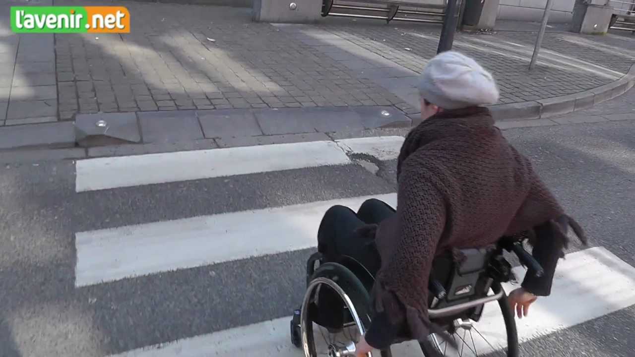 Pavé, trottoir, ascenseur, Namur se vit aussi en chaise roulante