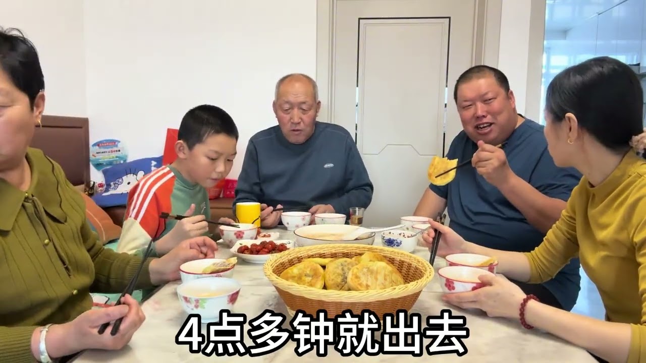 老妈烙的豆馅饼金黄宣软，媳妇再做俩菜一汤，一家人造的贼香！ #记录真实生活 #日常vlog #美食
