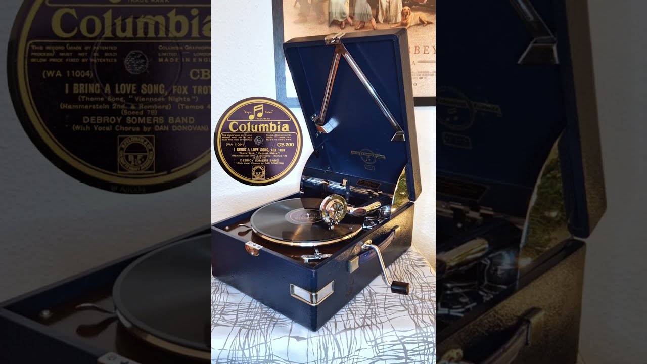 Japanese Nippon Columbia portable gramophone model 212 from 1936,  playing 