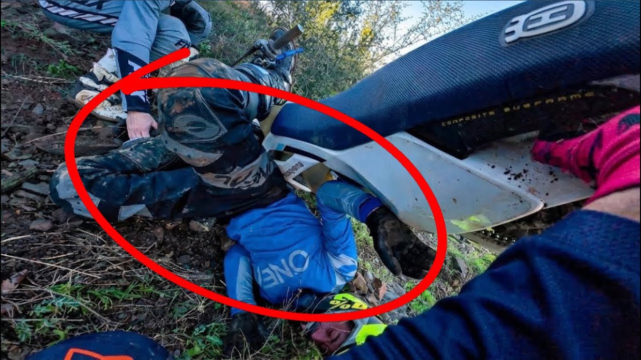 Se QUEDÓ ATRAPADO DEBAJO de la MOTO