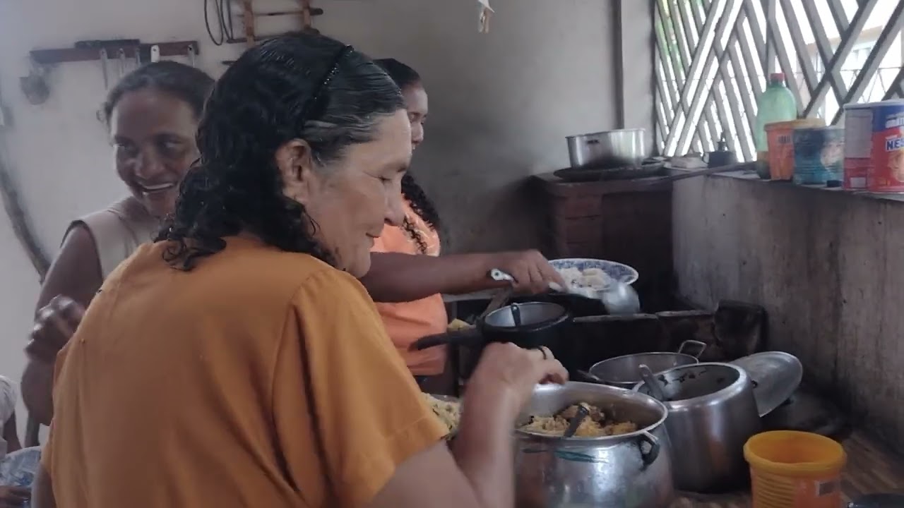 Dona Laura fez um almoço muito bom galinhada com  pegui