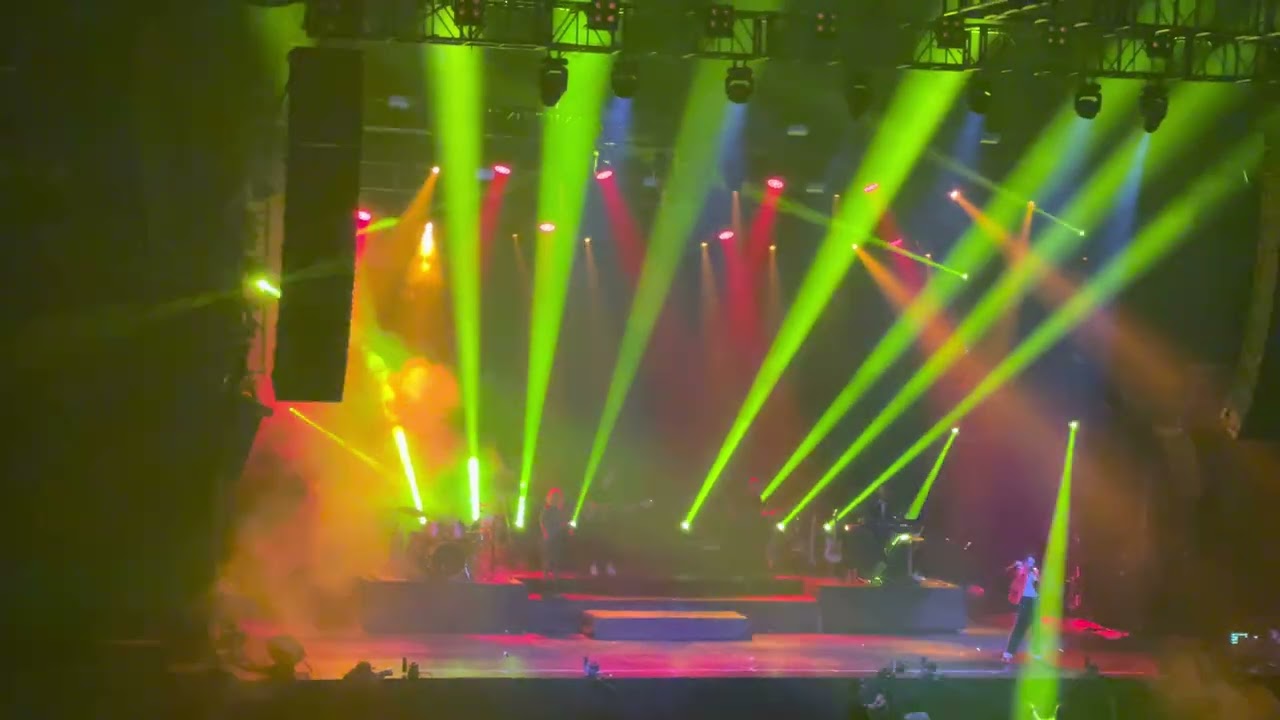 Lenny Jay - Michael Jackson tribute Beat It live in Chile.