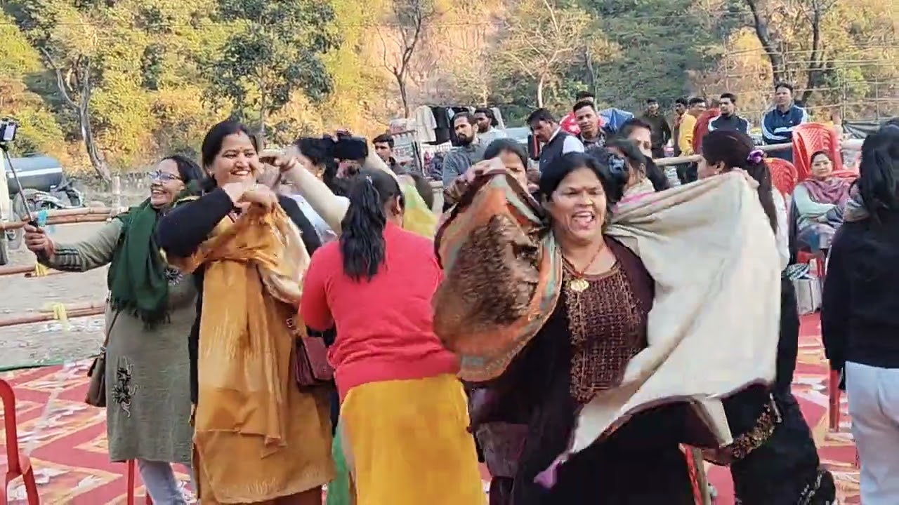 गटवाली गीत में नाचते हुए 