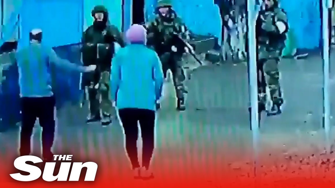 Fearless elderly Ukrainian couple confront gun toting Russian troops