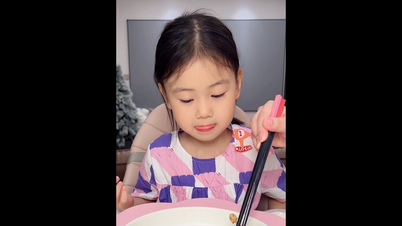 都说女儿是爸爸的棉袄！希希这件咋是漏风的哈哈哈 #骗你生女儿