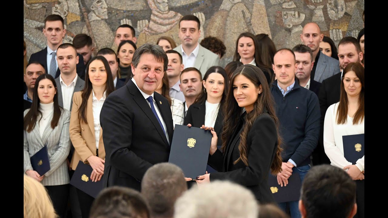 Ministar Gašić uručio rešenja o prijemu u stalni radni odnos 161 pripadniku MUP-a