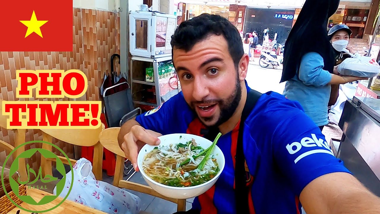 AMERICAN Tries Vietnamese PHO In VIETNAM For The FIRST TIME