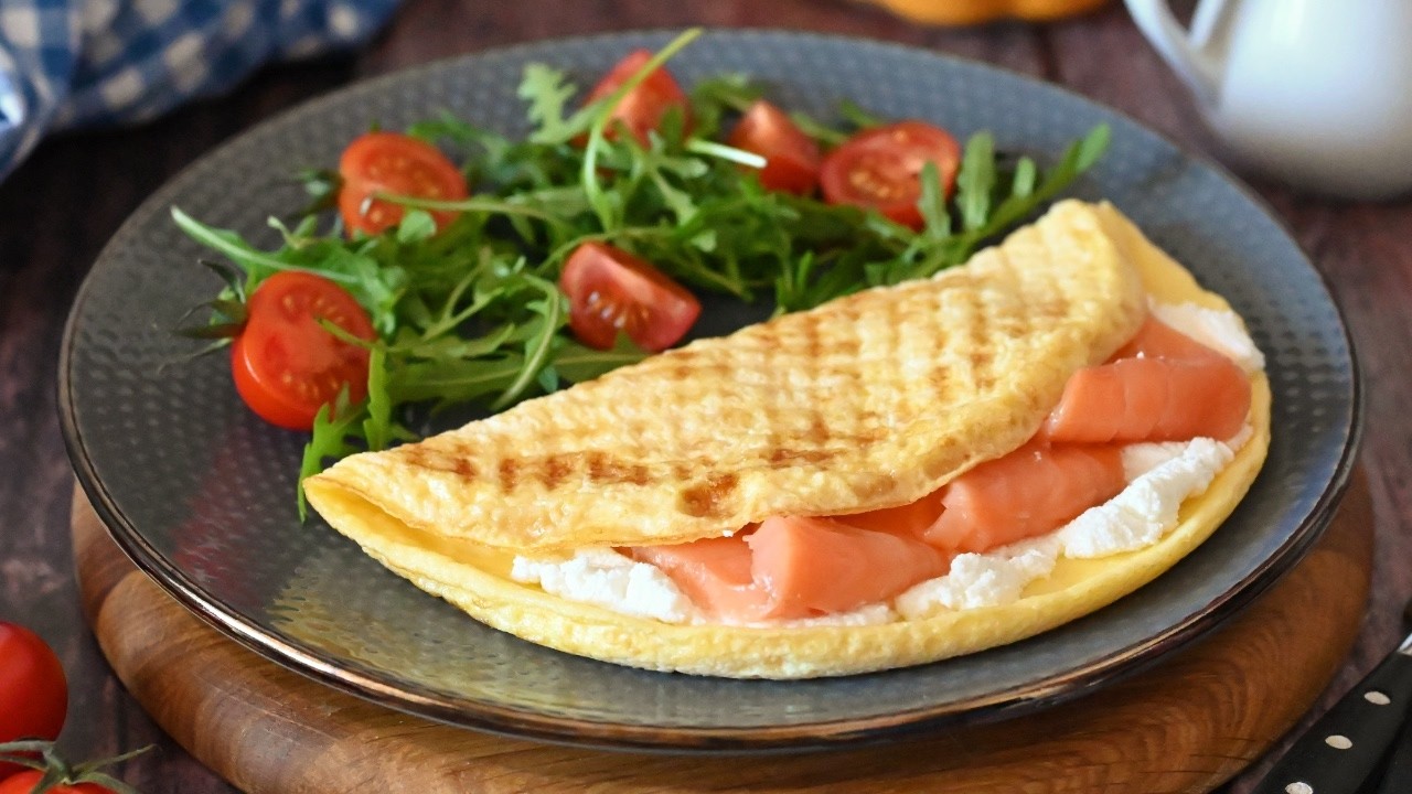 ЗАВТРАК ЗА 15 МИНУТ! Омлет с семгой и творожным сыром 🍳