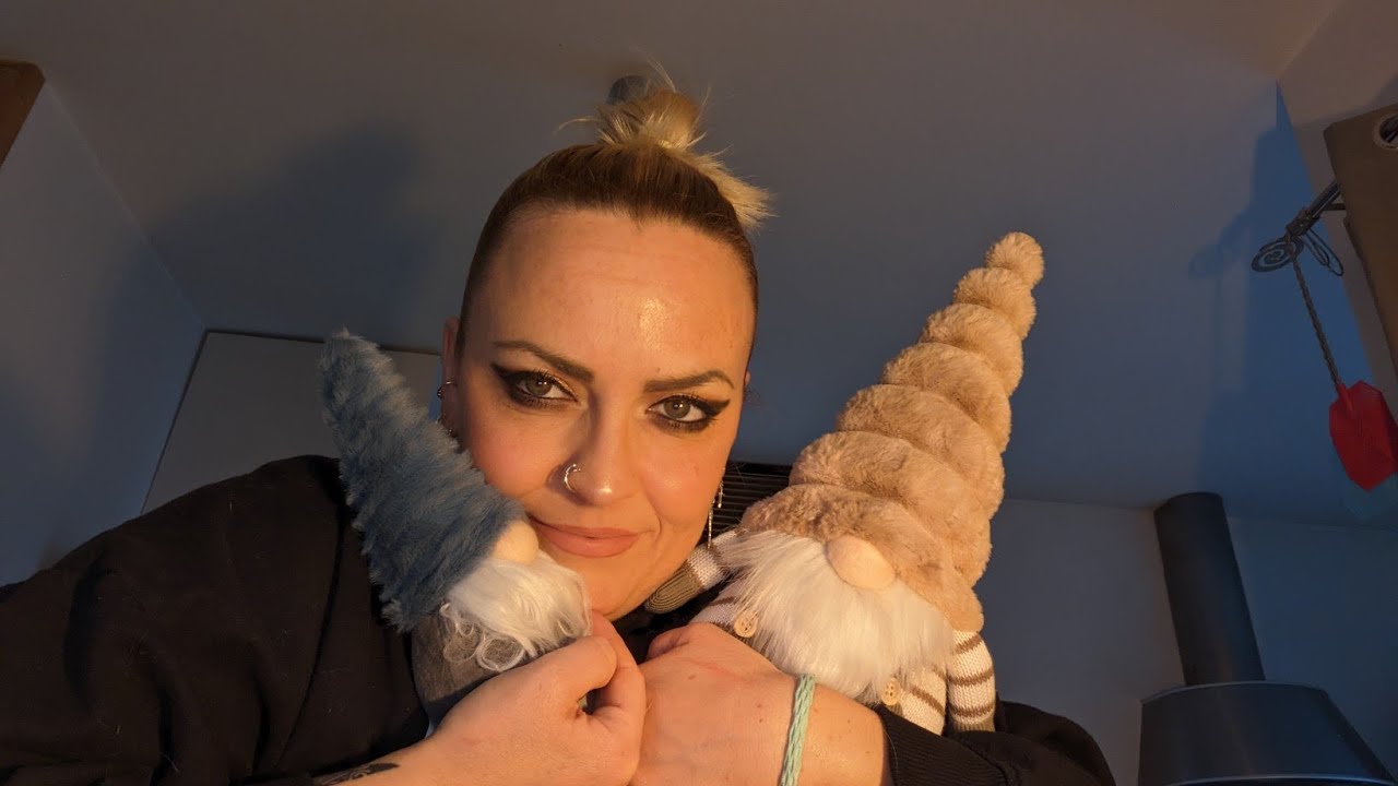 ASMR fr histoire de Noël et découverte de bruit fluffy. chuchotement chaussures et sac à main