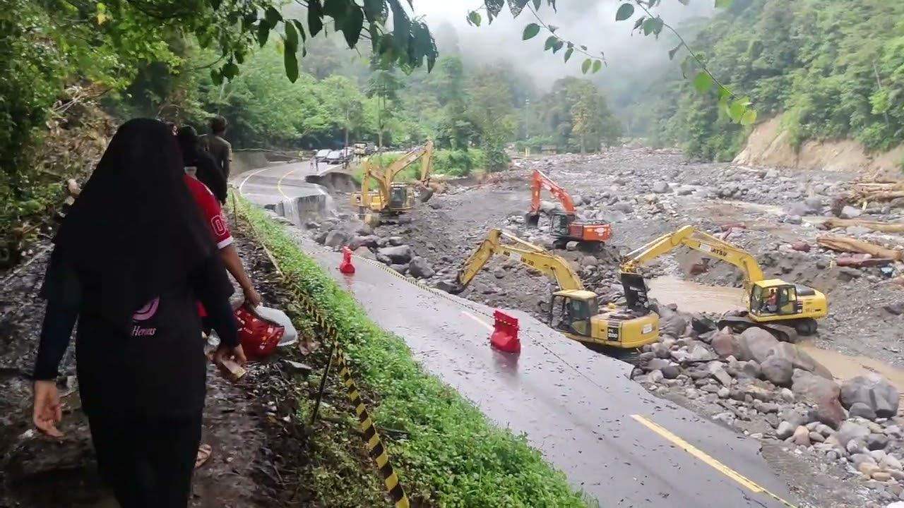 Pengerjaan jln putus lembah Anai di kebut,,,, 