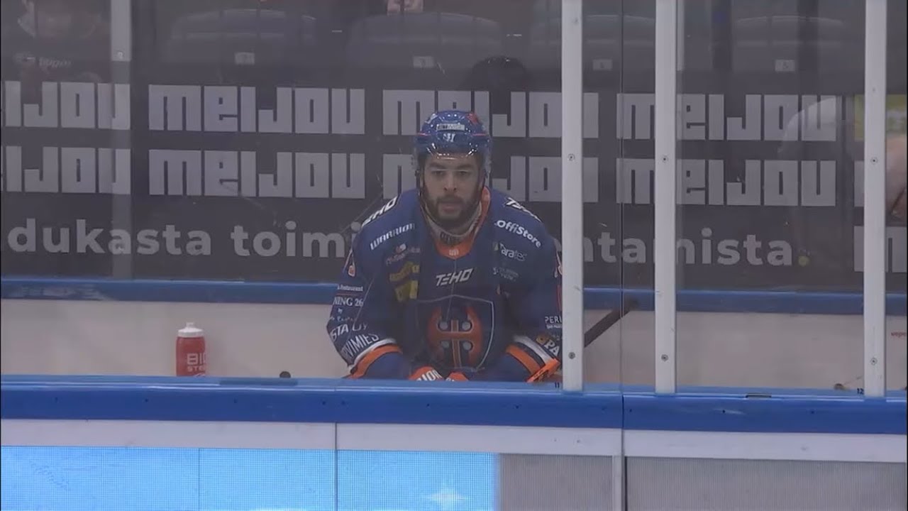Tappara hy&ouml;kk&auml;&auml;j&auml; l&ouml;i poikittaisella mailalla niskaan!