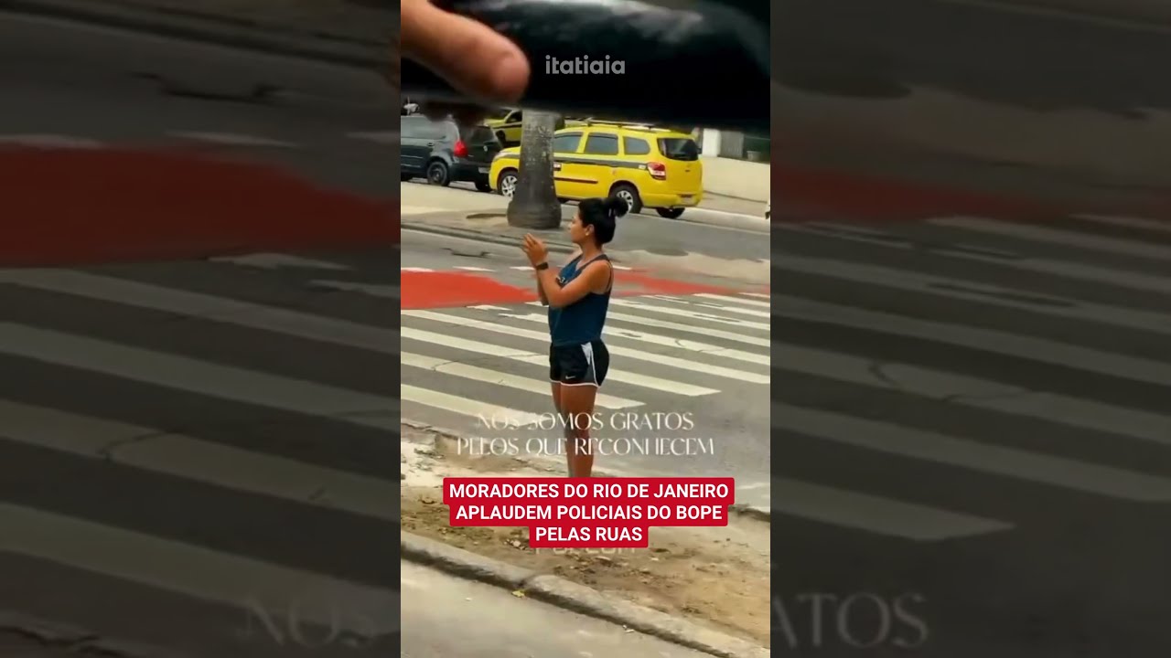 MORADORES DO RIO DE JANEIRO APLAUDEM POLICIAIS DO BOPE PELAS RUAS