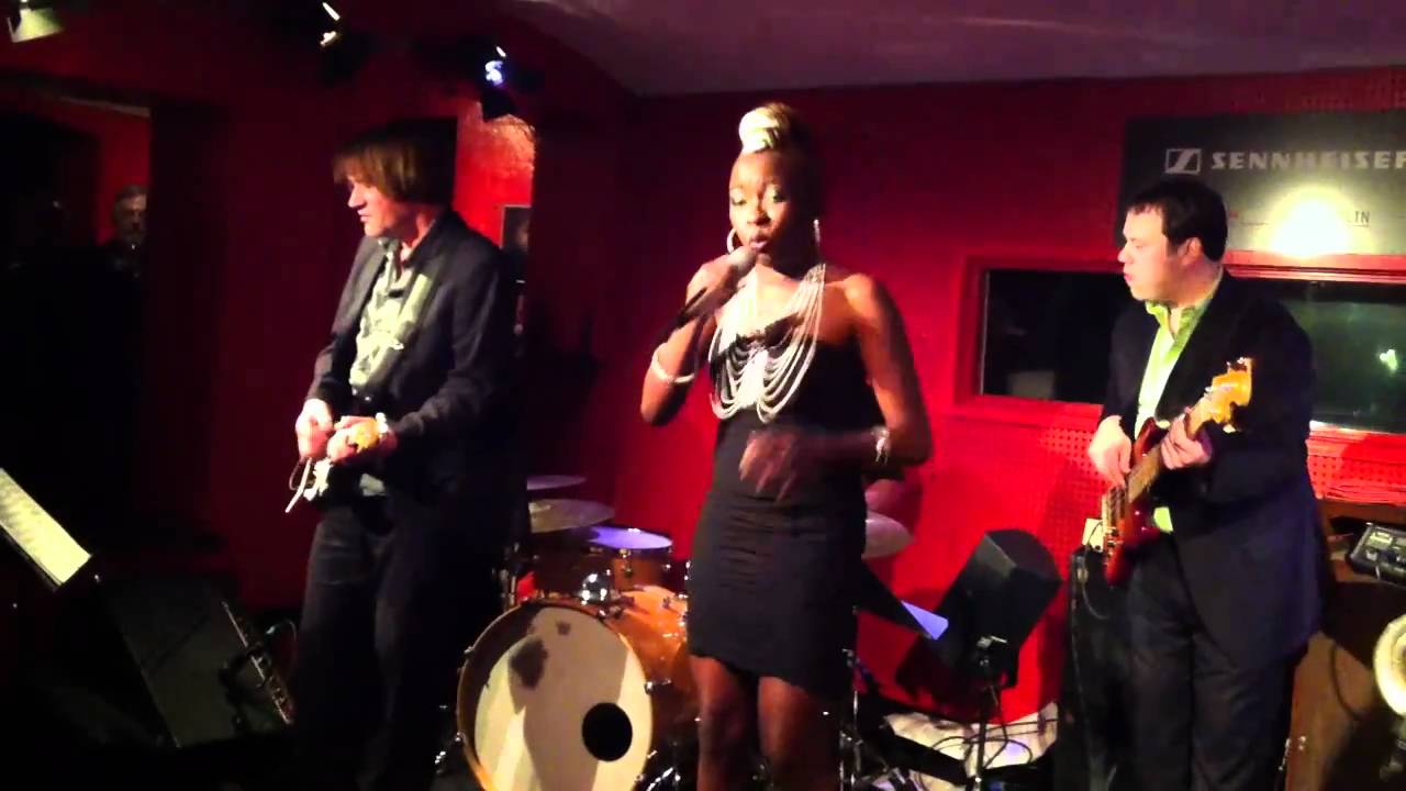 Sharon Phillips live@ Jazz Club Hannover singing Let's stay together from Tina Turner Nov. 2010