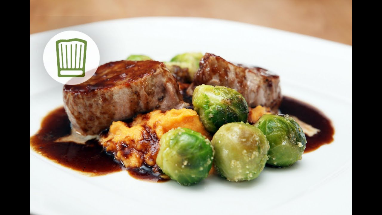 Schweinefilet mit Rosenkohl, Süßkartoffelpüree und Lebkuchenjus #chefkoch