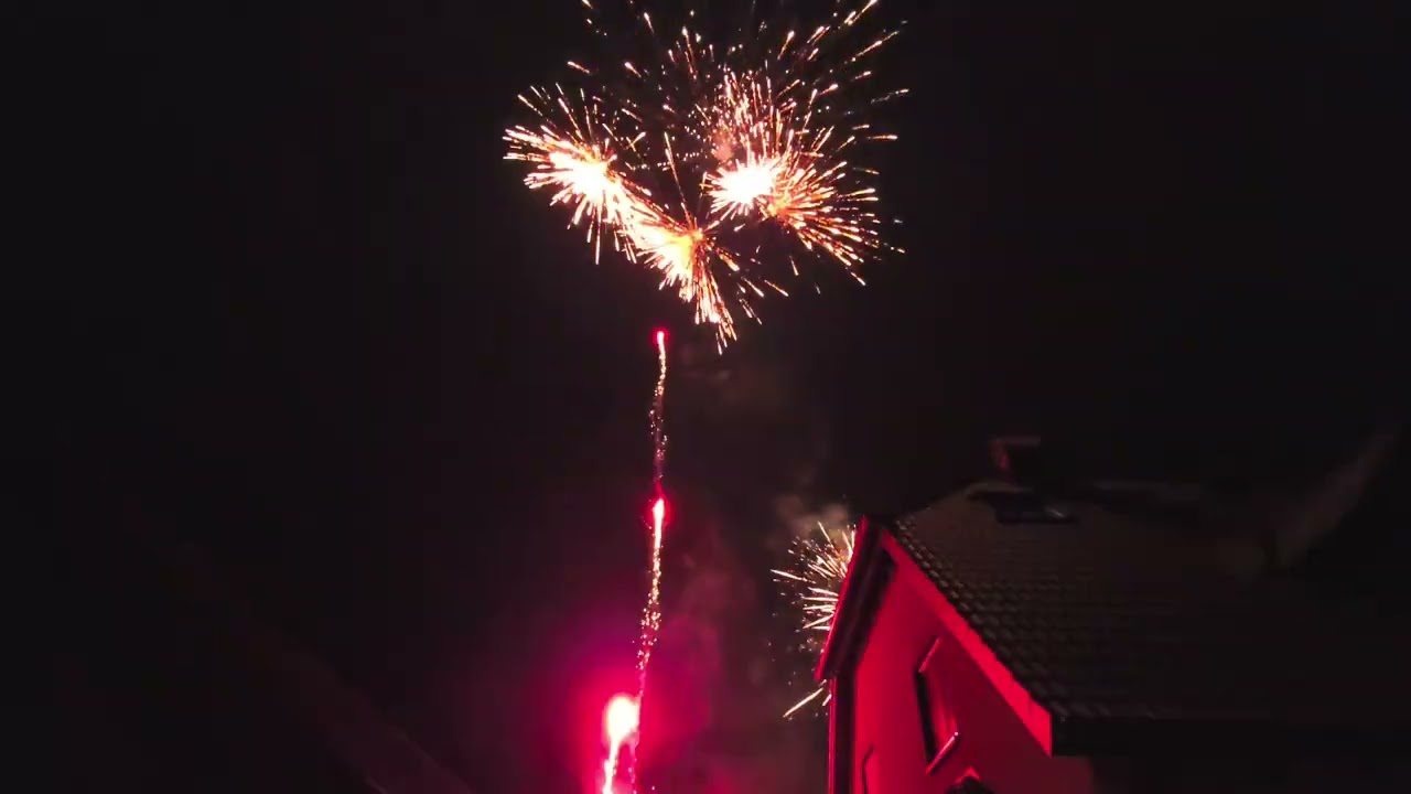 Röder Feuerwerk Disruptor sehr Schönes Verbundfeuerwerk. Der Kategorie F2 