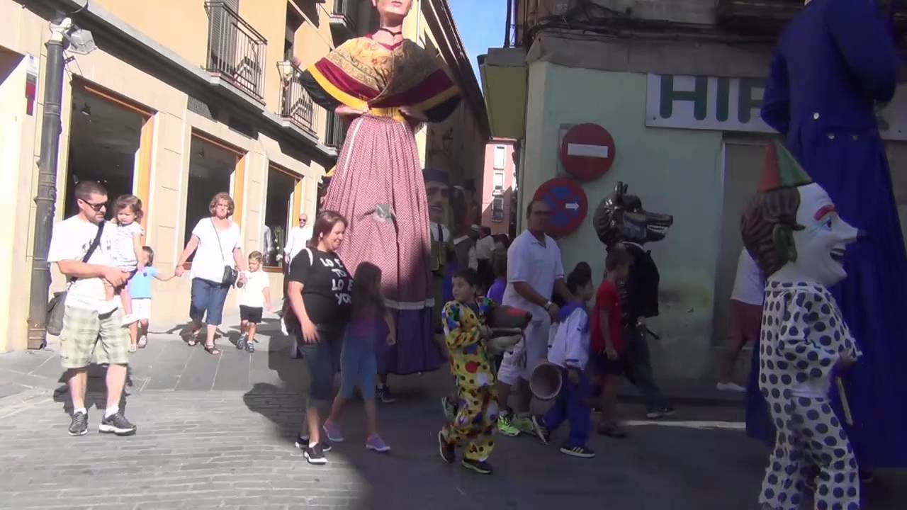 Gigantes, cabezudos y mucha diversion. Virgen de la Peña Calatayud Feria de muestras tv online