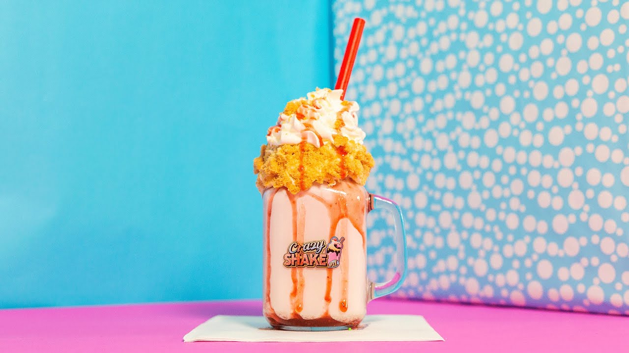 How to Make: Strawberry Cheesecake freakshake | CRAZY SHAKE 🍨