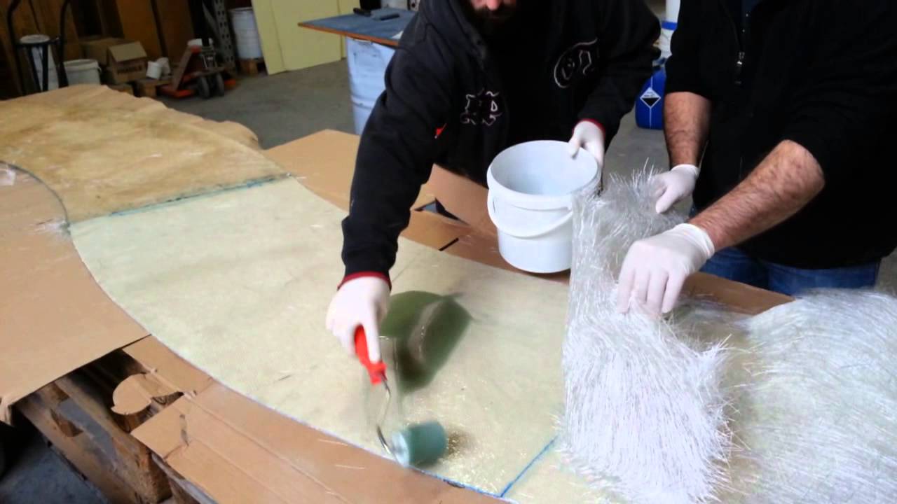 Les bases de la stratification  des composites - Imprégner du feutre/verre pour un 