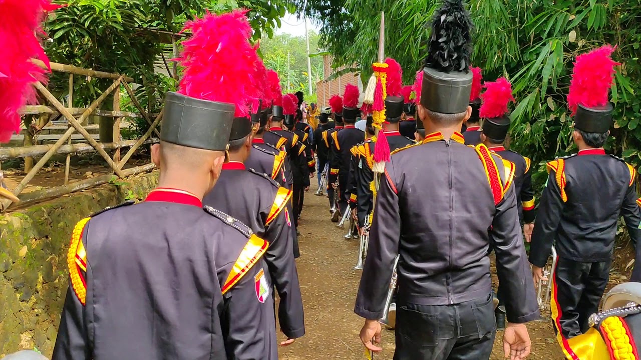 DRUMBAND GP ANSOR ALMUHAJIRIN PASEREAN BAWAH MENGIRINGI MANTEN ADAT MADURA DESA BENTIAN