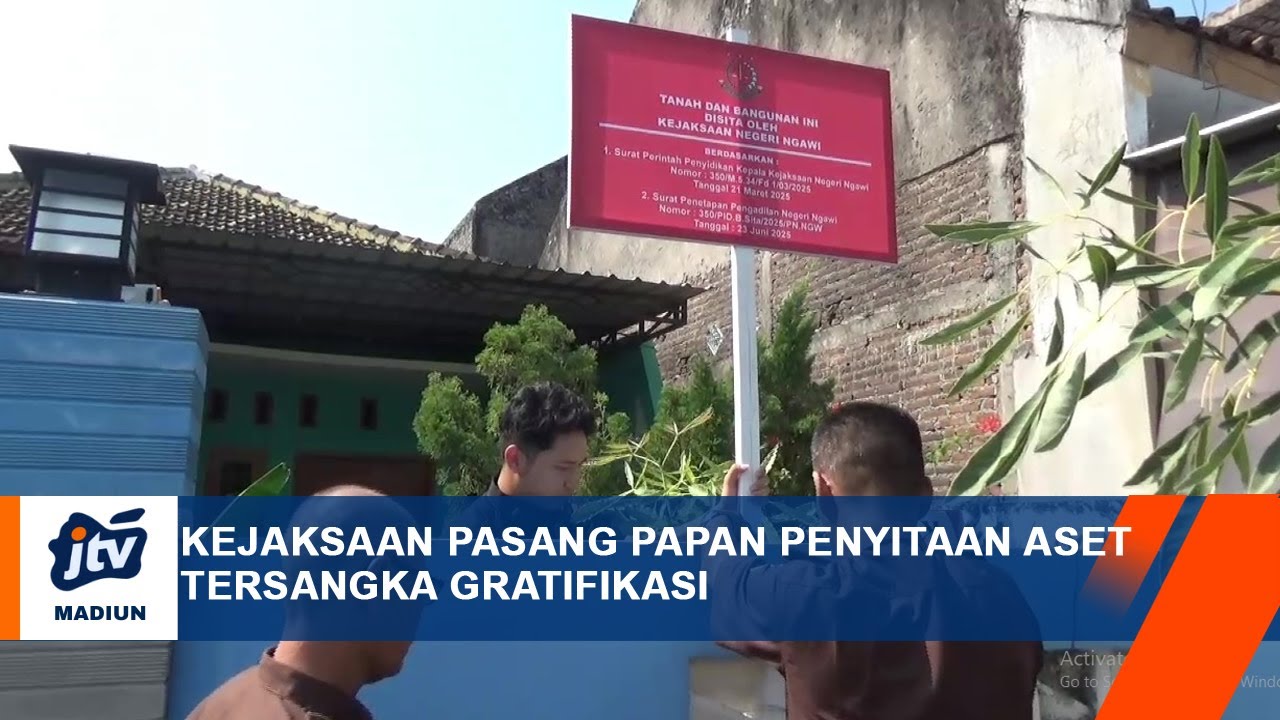 NGAWI &ndash; Kejaksaan Pasang Papan Penyitaan Aset Tersangka Gratifikasi