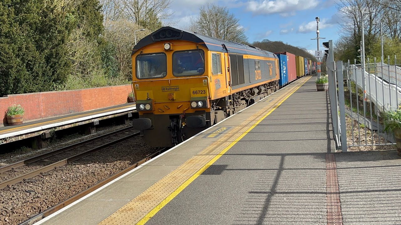 &ldquo;Chinook ZA723&rdquo; 66723 4E15 with 32 containers including several tankers&nbsp;14;45 Lea Road 28/3/2026