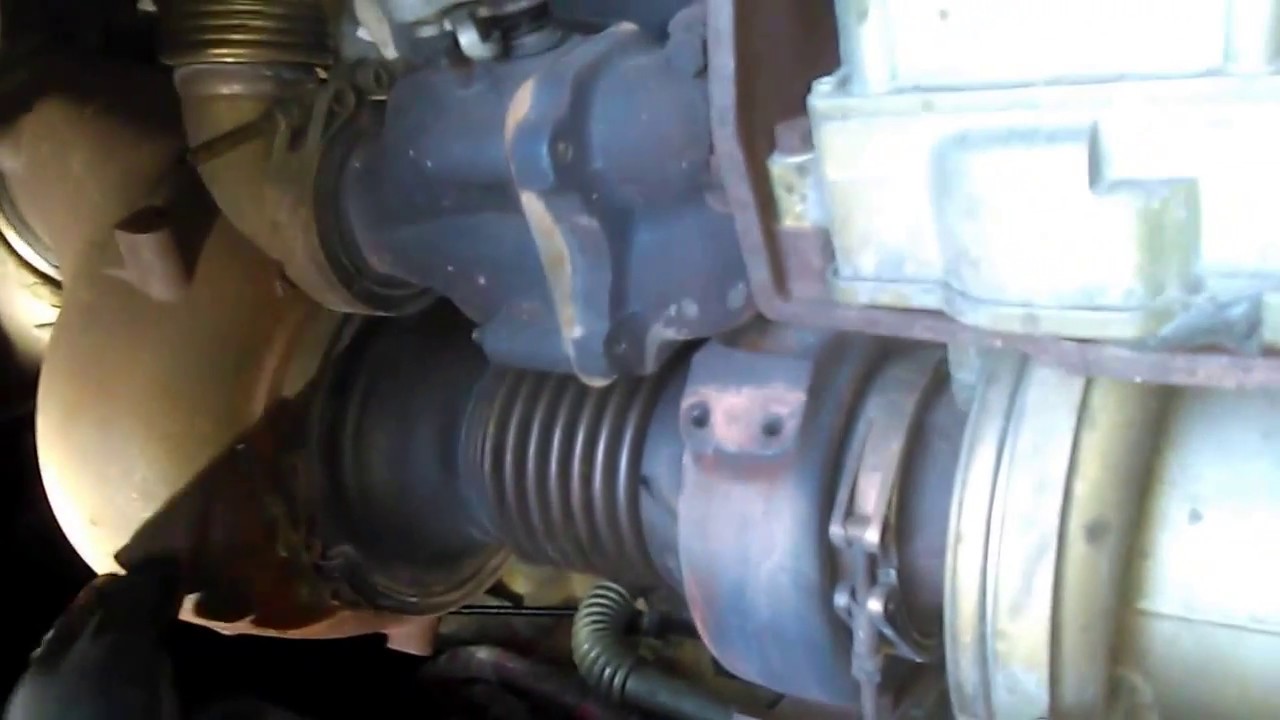 Freightliner Cascadia Detroit DD15 leaking oil from the exhaust