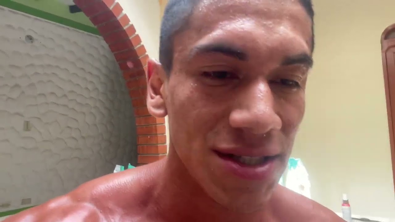 HUGE MUSCLEMAN FLEX INTENSITY MAXIMO!