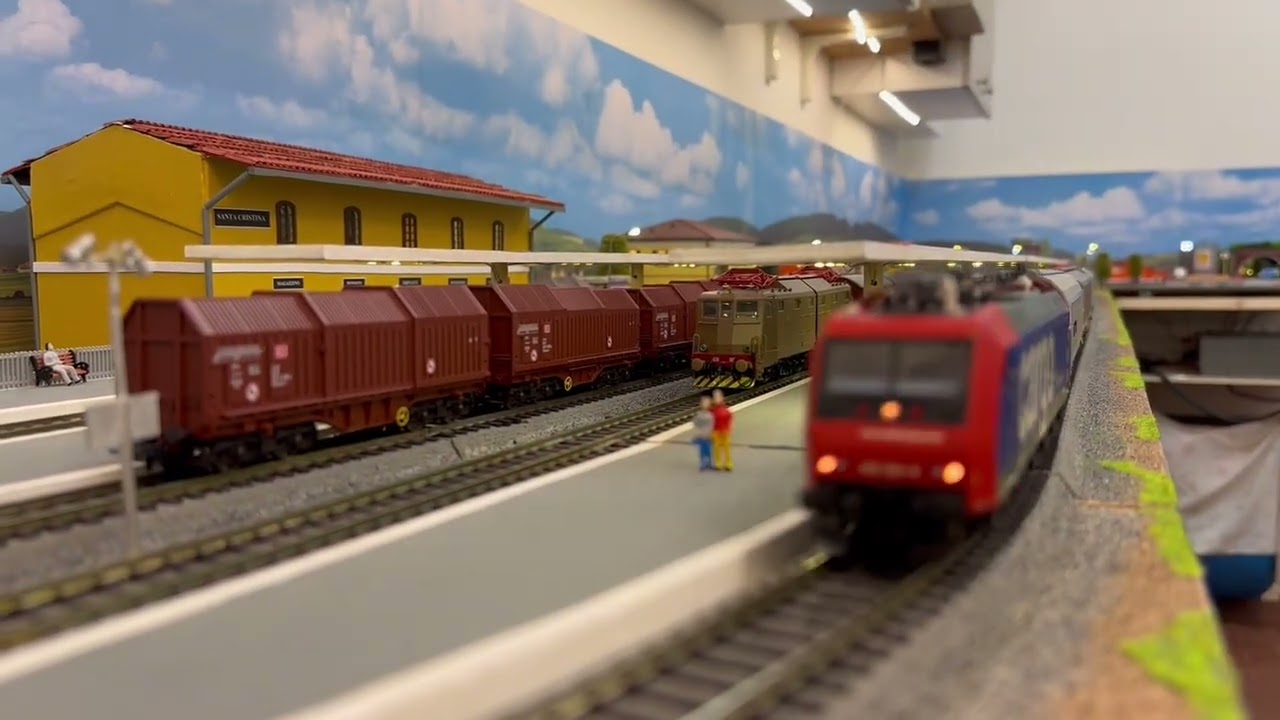 E 484 Cargo Sbb Cff Ffs della Rocco con convoglio carri a grande capacità