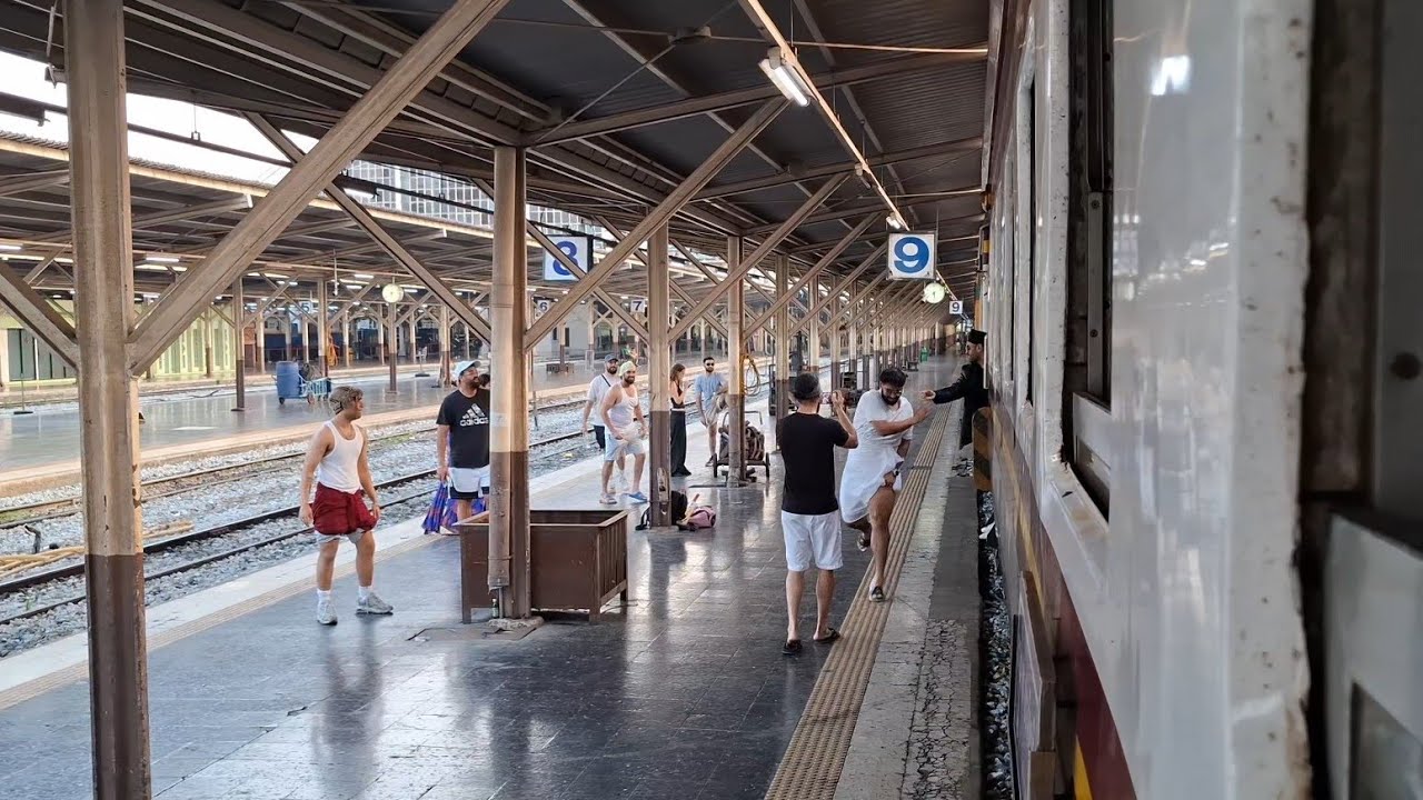 วัยรุ่นต่างชาติทำคอนเท็นรถไฟระวังจะสิ้นชื่อนะรถไฟออกตัวยังกระโดดขึ้นมาทำให้เสียเวลาด้วย