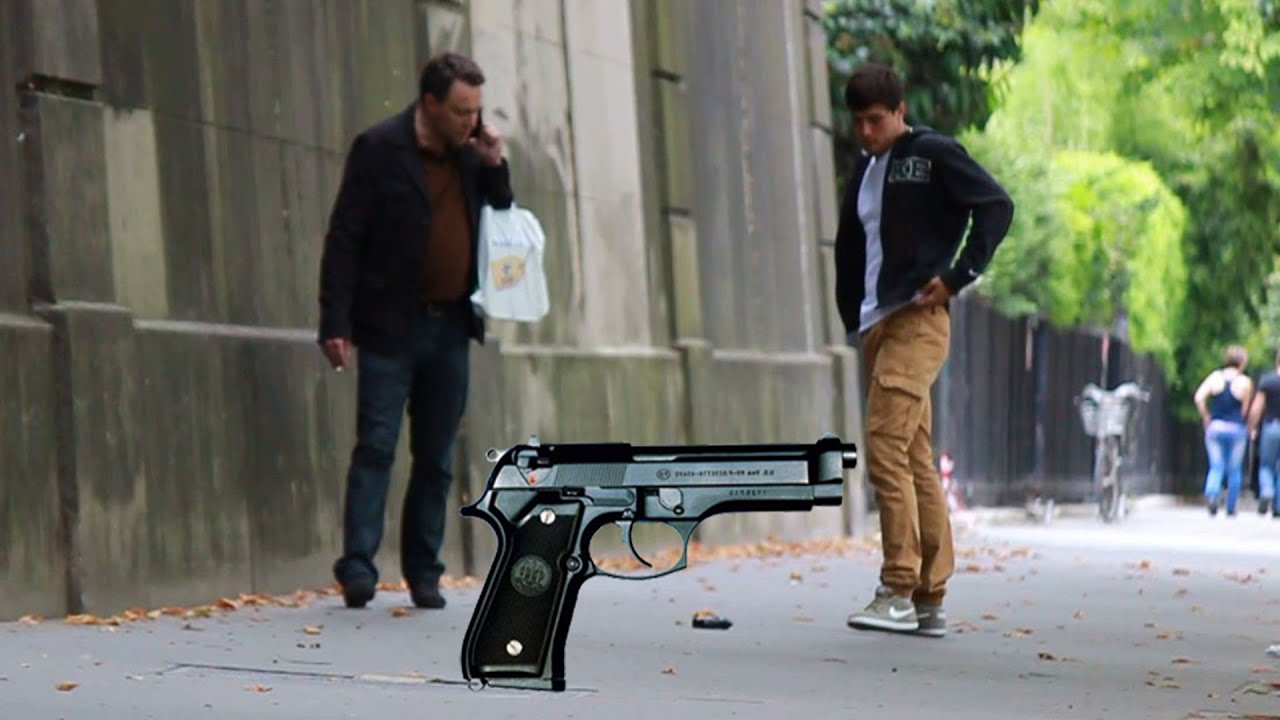 Faire tomber un pistolet &agrave; Paris / Dropping the gun in Paris (Prank - Camera Cach&eacute;e)