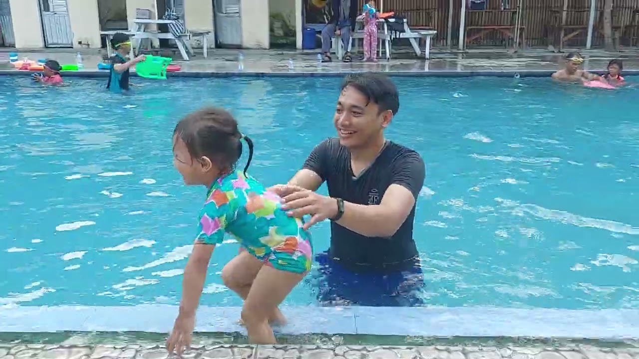 Belajar Berenang #berenang #bermain #bermainair #fyp 
