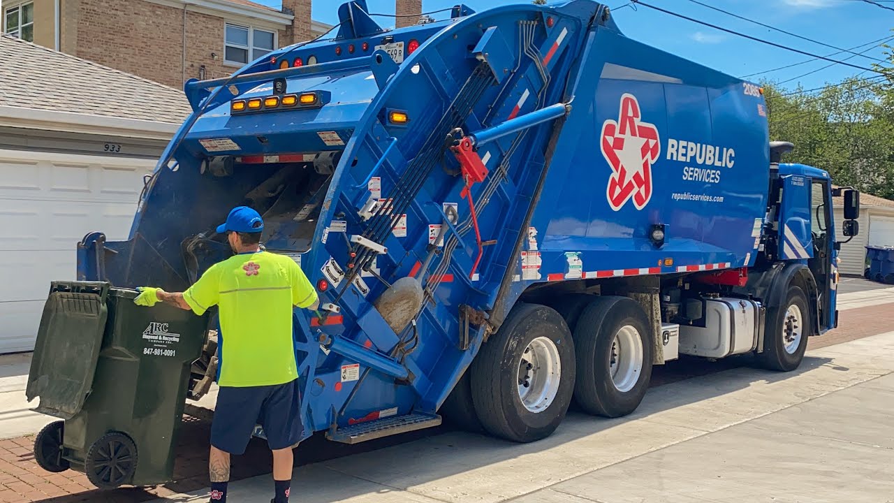 Republic Services 2085: Mack LR McNeilus Rear Loader Garbage Truck